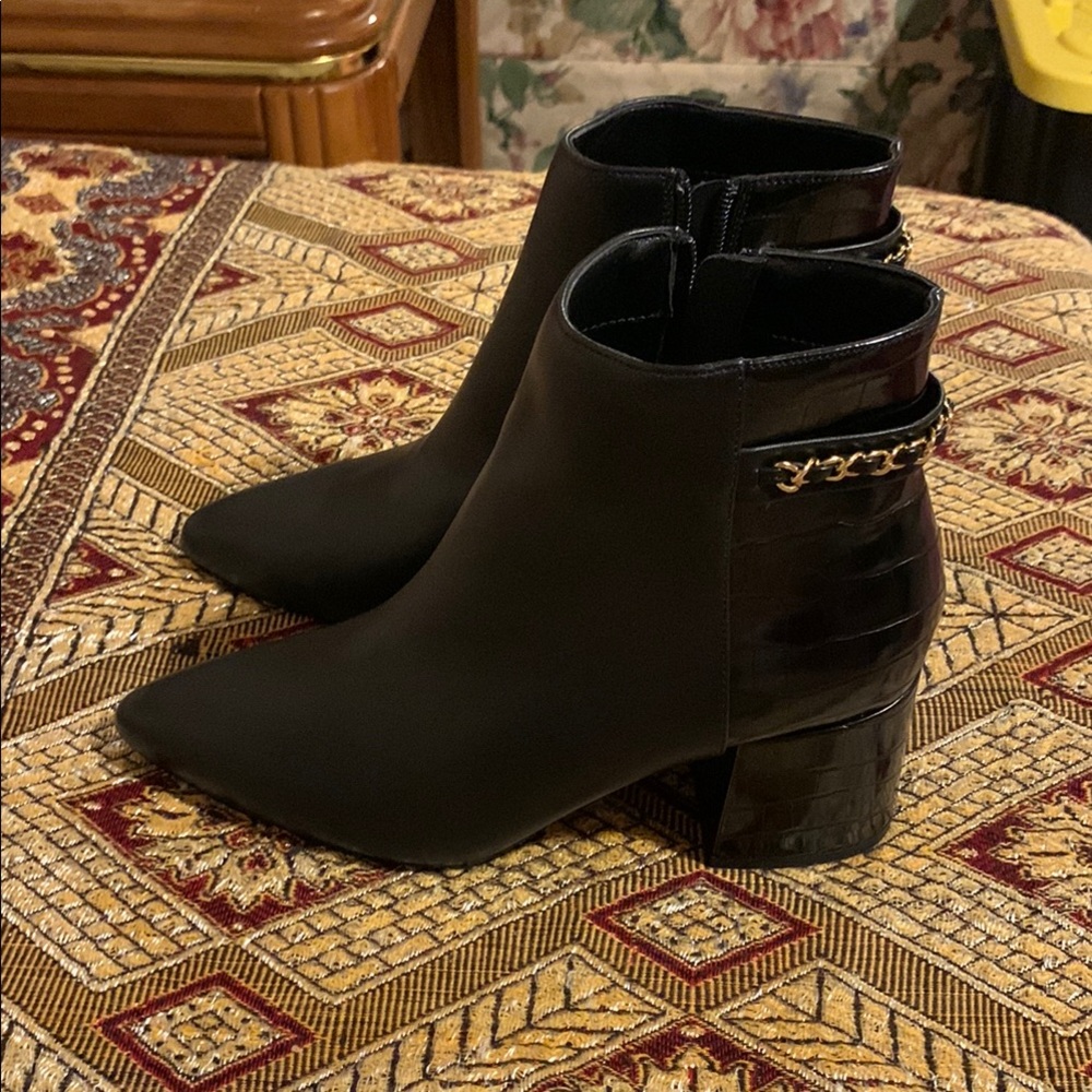 SHEIN Black and Gold Ankle Booties with Classic Design - Picture 3 of 7
